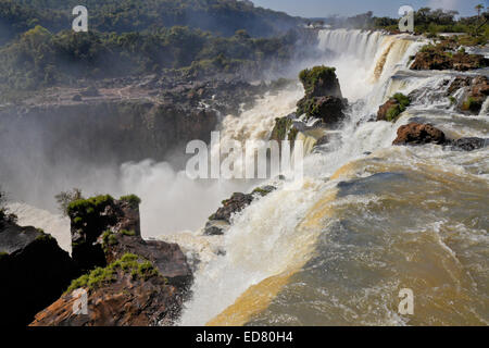 D'Iguazu, Argentine vue depuis le côté de la rivière Iguazu Banque D'Images