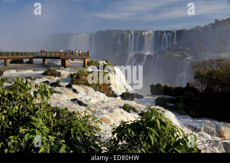 D'Iguazu, vu du Brésil de la rivière Iguazu Banque D'Images