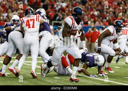 31 décembre 2104 : Ole Miss rebelles d'utiliser de nouveau j'Tavius Mathers (5) exécute la balle pendant la Chick-fil-A Peach Bowl entre le TCU Horned Frogs et les rebelles Ole Miss au Georgia Dome à Atlanta, GA. Les grenouilles Cornu a défait les rebelles 42-3. Banque D'Images