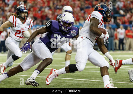 31 décembre 2104 : Ole Miss rebelles d'utiliser de nouveau j'Tavius Mathers (5) est abordé par le TCU Horned Frogs coffre Denzel Johnson (30) au cours de la Chick-fil-A Peach Bowl entre le TCU Horned Frogs et les rebelles Ole Miss au Georgia Dome à Atlanta, GA. Les grenouilles Cornu a défait les rebelles 42-3. Banque D'Images