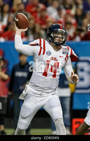 31 décembre 2104 : les rebelles Ole Miss quarterback Bo Wallace (14) lance une passe au cours de la Chick-fil-A Peach Bowl entre le TCU Horned Frogs et les rebelles Ole Miss au Georgia Dome à Atlanta, GA. Les grenouilles Cornu a défait les rebelles 42-3. Banque D'Images