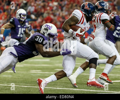 31 décembre 2104 : Ole Miss rebelles d'utiliser de nouveau j'Tavius Mathers (5) est abordé par le TCU Horned Frogs coffre Denzel Johnson (30) au cours de la Chick-fil-A Peach Bowl entre le TCU Horned Frogs et les rebelles Ole Miss au Georgia Dome à Atlanta, GA. Les grenouilles Cornu a défait les rebelles 42-3. Banque D'Images