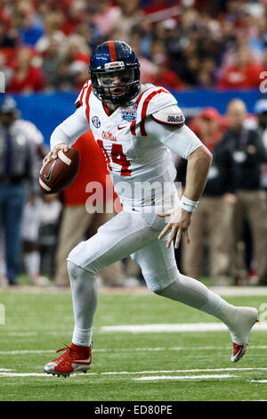 31 décembre 2104 : les rebelles Ole Miss quarterback Bo Wallace (14) a l'air de passer pendant la Chick-fil-A Peach Bowl entre le TCU Horned Frogs et les rebelles Ole Miss au Georgia Dome à Atlanta, GA. Les grenouilles Cornu a défait les rebelles 42-3. Banque D'Images