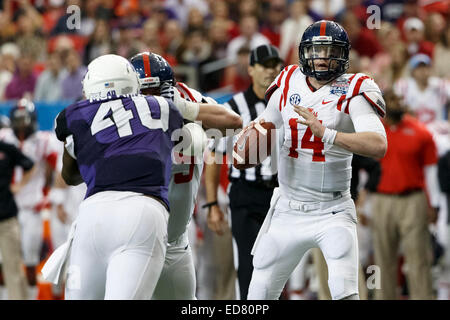 31 décembre 2104 : les rebelles Ole Miss quarterback Bo Wallace (14) a l'air de passer pendant la Chick-fil-A Peach Bowl entre le TCU Horned Frogs et les rebelles Ole Miss au Georgia Dome à Atlanta, GA. Les grenouilles Cornu a défait les rebelles 42-3. Banque D'Images