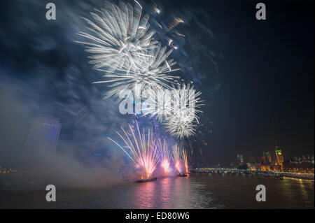 Le centre de Londres, au Royaume-Uni. 1er janvier 2015. NYE 2014 Feu d'artifice, présenté par le maire de Londres, centré autour de l'Oeil de Londres sur la Tamise dans le centre de Londres, vu par un vendu 100 000 spectateurs payants de ticket. La London NYE d'artifice a été produit par Jack Morton dans le monde entier pour la 11e année consécutive. Credit : Malcolm Park editorial/Alamy Live News Banque D'Images