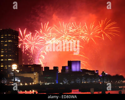 Londres, Royaume-Uni. 1er janvier 2015. D'artifice explose sur le London Eye et Rive Sud complexe pour Bienvenue en 2015. Vue est vue d'Embankment Blackfriars Bridge. Crédit : Charles Bowman/Alamy Live News Banque D'Images