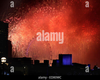 Londres, Royaume-Uni. 1er janvier 2015. D'artifice explose sur le London Eye et Rive Sud complexe pour Bienvenue en 2015. Vue est vue d'Embankment Blackfriars Bridge. Crédit : Charles Bowman/Alamy Live News Banque D'Images