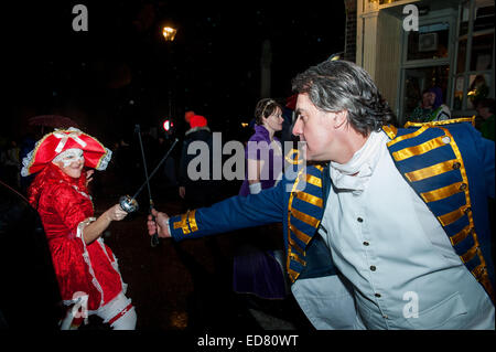 Célébrations du Nouvel An les fêtards à St Ives en Cornouailles, Royaume-Uni le 31 décembre 2014. Chaque année, l'ensemble de la ville porte fancy dress Banque D'Images