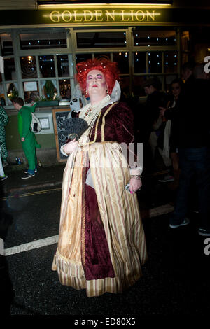 La Reine Elizabeth, la première à l'extérieur du Golden Lion pub célébrations du Nouvel An à St Ives en Cornouailles, Royaume-Uni le 31 décembre 2014. Chaque année, l'ensemble de la ville porte fancy dress Banque D'Images