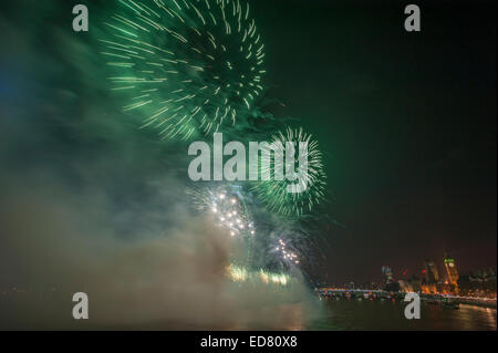 Le centre de Londres, au Royaume-Uni. 1er janvier 2015. NYE 2014 Feu d'artifice, présenté par le maire de Londres, centré autour de l'Oeil de Londres sur la Tamise dans le centre de Londres, vu par un vendu 100 000 spectateurs payants de ticket. La London NYE d'artifice a été produit par Jack Morton dans le monde entier pour la 11e année consécutive. Credit : Malcolm Park editorial/Alamy Live News Banque D'Images