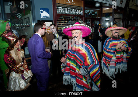 Célébrations du Nouvel An les fêtards à St Ives en Cornouailles, Royaume-Uni le 31 décembre 2014. Chaque année, l'ensemble de la ville porte fancy dress Banque D'Images