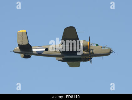 La Seconde Guerre mondiale bomber en vol sur fond de ciel bleu B-25 Mitchell Banque D'Images