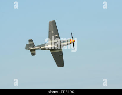 La Seconde Guerre mondiale P-51 Mustang fighter avion en vol Banque D'Images