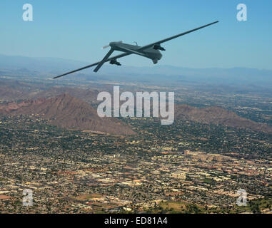 Drone militaire sans pilote en patrouille à l'air de l'air Banque D'Images