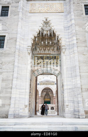 Les détails architecturaux dans l'une des portes d'entrée de la cour centrale de la Mosquée Süleymaniye à Istanbul, Turquie. Banque D'Images