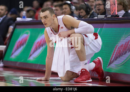 31 décembre 2014 : Wisconsin Badgers avant Sam Dekker # 15 se prépare à l'arrivée au cours de la jeu de basket-ball de NCAA entre le Wisconsin Badgers et Penn State Nittany Lions au Kohl Center à Madison, WI. Le Wisconsin a défait l'Université Penn State, 89-72. John Fisher/CSM Banque D'Images