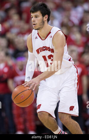 31 décembre 2014 : Wisconsin Badgers avant Duje Doukan # 13 dribble la balle pendant le jeu de basket-ball de NCAA entre le Wisconsin Badgers et Penn State Nittany Lions au Kohl Center à Madison, WI. Le Wisconsin a défait l'Université Penn State, 89-72. John Fisher/CSM Banque D'Images