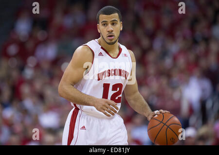 31 décembre 2014 : Wisconsin Badgers guard Traevon Jackson # 12 a 16 points au cours du jeu de basket-ball de NCAA entre le Wisconsin Badgers et Penn State Nittany Lions au Kohl Center à Madison, WI. Le Wisconsin a défait l'Université Penn State, 89-72. John Fisher/CSM Banque D'Images