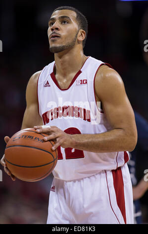 31 décembre 2014 : Wisconsin Badgers guard Traevon Jackson # 12 à la ligne au cours de la jeu de basket-ball de NCAA entre le Wisconsin Badgers et Penn State Nittany Lions au Kohl Center à Madison, WI. Le Wisconsin a défait l'Université Penn State, 89-72. John Fisher/CSM Banque D'Images