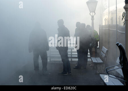 Les gens enveloppés de vapeur à la Gloucestershire et Warwickshire Railway à Toddington, Gloucestershire, Royaume-Uni Banque D'Images