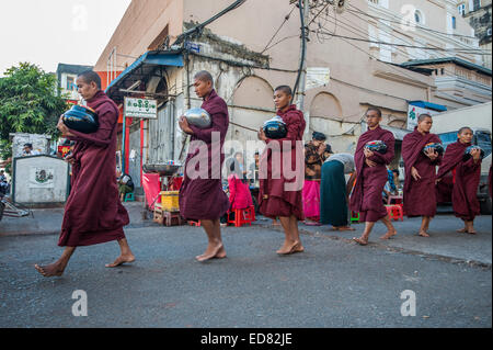 Procession de moines aumône rassemblement tôt le matin à Yangon Banque D'Images