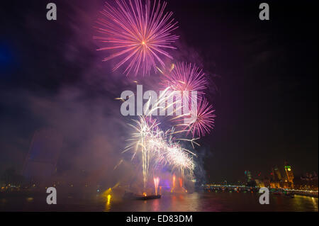 Le centre de Londres, au Royaume-Uni. 1er janvier 2015. NYE 2014 Feu d'artifice, présenté par le maire de Londres, centré autour de l'Oeil de Londres sur la Tamise dans le centre de Londres, vu par un vendu 100 000 spectateurs payants de ticket. La London NYE d'artifice a été produit par Jack Morton dans le monde entier pour la 11e année consécutive. Credit : Malcolm Park editorial/Alamy Live News Banque D'Images