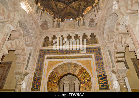 Mosquée de Cordoue OU LA CATHÉDRALE MEZQUITA MIHRAB ORNÉ ENTOURÉ PAR ÉCRIT EN ARABE ET LE spectaculaire au-dessus du dôme Banque D'Images