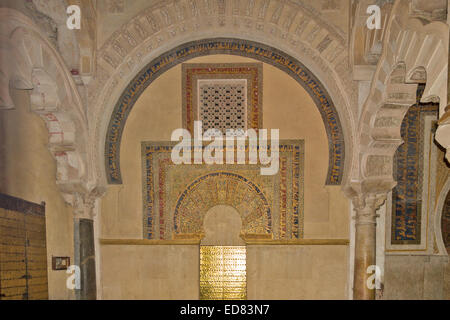 CORDOBA ESPAGNE Cathédrale Mosquée MEZQUITA OU MUSULMAN TRÈS DÉCORÉ PORTE DANS LE MIHRAB SALON Banque D'Images