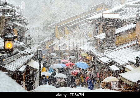 Japon : la neige qui tombe l'historique quartier Higashiyama de Kyoto. Banque D'Images