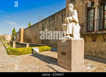 CORDOBA ESPAGNE LES MURS DE LA VIEILLE VILLE, AVEC UNE STATUE DE CORDOUE UN AVERROÈS Banque D'Images