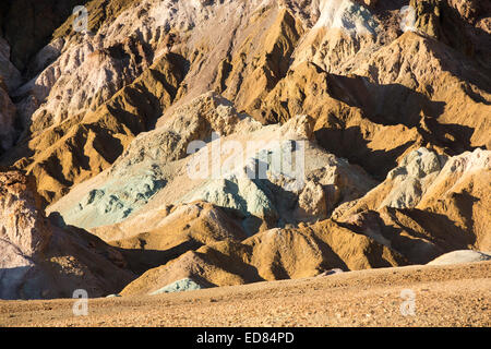 Les roches colorées sur les artistes en voiture dans la vallée de la mort, Californie, USA. Banque D'Images