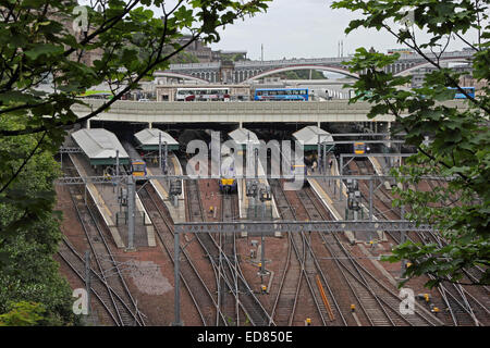 Chemins de fer les voies menant à la gare de Waverley Street, Édimbourg Banque D'Images