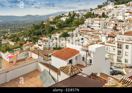 MIJAS PUEBLO Andalousie Espagne maisons blanches à flanc de colline AVEC VUE SUR LA VALLÉE ET LES MONTAGNES Banque D'Images