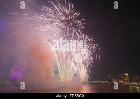 Le centre de Londres, au Royaume-Uni. 1er janvier 2015. NYE 2014 Feu d'artifice, présenté par le maire de Londres, centré autour de l'Oeil de Londres sur la Tamise dans le centre de Londres, vu par un vendu 100 000 spectateurs payants de ticket. La London NYE d'artifice a été produit par Jack Morton dans le monde entier pour la 11e année consécutive. Credit : Malcolm Park editorial/Alamy Live News Banque D'Images