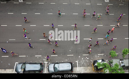 Buenos Aires, Argentine. 31 Dec, 2014. Les coureurs participent à la San Silvestre courir à Buenos Aires, Argentine, le 31 décembre 2014. Porteur de terminer un 8km de circuit lors de la traditionnelle course de la Saint-Sylvestre. © Carlos Brigo/TELAM/Xinhua/Alamy Live News Banque D'Images