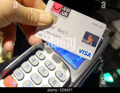 Faire le paiement sans contact par carte de crédit dans la boutique, Londres Banque D'Images