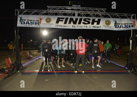 East Meadow, New York, USA. 31 Dec, 2014. Au coup de minuit, les coureurs participent à un 5K la veille du Nouvel An à bord d'appuyer le Conseil de l'île sur l'alcoolisme et la toxicomanie (LICADD) au centre de la glace Twin Rinks à Eisenhower Park à Long Island. Un Skatin' New Year's Eve événement a commencé heures plus tôt et une Soirée du Nouvel An, ouverte aux coureurs, la famille et les amis a continué jusqu'à 2:30 © Ann Parry/ZUMA/Alamy Fil Live News Banque D'Images