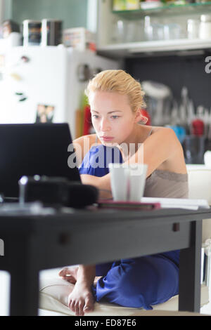 Indépendant des femmes qui travaillent à domicile. Banque D'Images