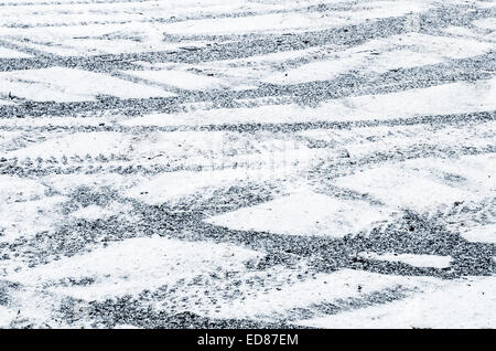 Les traces de pneus sur le sol recouvert de neige Banque D'Images