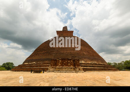 Dagoba Jetavanarama anciennes en brique rouge, un énorme stupa à Anuradhapura, Sri Lanka Banque D'Images