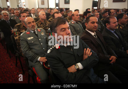 Kaboul, Afghanistan. 1er janvier 2015. Les officiers de l'armée afghane assister à une cérémonie marquant la fin de la transition de la sécurité des troupes de l'OTAN aux forces de sécurité afghanes à Kaboul, Afghanistan, 1 janvier, 2015. La nouvelle année a marqué la fin des opérations de combat de l'OTAN et le début d'un suivi de formation et de soutien "mission". Environ 17 000 soldats étrangers, la plupart d'entre eux provenant des États-Unis, seront encore déployés en Afghanistan. © Ahmad Massoud/Xinhua/Alamy Live News Banque D'Images