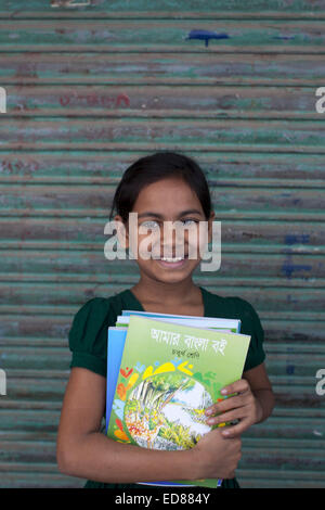 Dhaka, Bangladesh. 1er janvier 2015. Srabontee élève de la classe quatre happy smiling après avoir reçu de nouveaux manuels de son école.Student a célébré le Festival de manuels sur le jour de l'an au Bangladesh.Le festival célébré dans toutes les écoles primaires et le chanteur d'une schoold et madrashas.tout le pays à l'échelle nationale Le gouvernement du Bangladesh a distribué des livres de classe pour les élèves de la classe D-1-9 pour libre.Le Bangladesh a déjà atteint les objectifs du Millénaire pour le développement d'importants progrès ont été accomplis dans l'élargissement de l'accès équitable à l'éducation (NER : 98,7  % ; filles : 99,4 pour cent, les garçons : 97,2 pour cent), la réduction des Banque D'Images