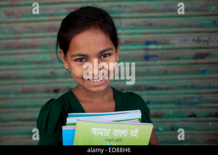 Dhaka, Bangladesh. 06Th Jan, 2015. Srabontee élève de la classe quatre happy smiling après avoir reçu de nouveaux manuels de son école. Le célèbre festival étudiant manuel sur le jour de l'an au Bangladesh.Le festival célébré dans toutes les écoles primaires et le chanteur d'une schoold et madrashas.tout le pays à l'échelle nationale Le gouvernement du Bangladesh a distribué des livres de classe pour les élèves de la classe D-1-9 gratuitement. Le Bangladesh a déjà atteint les objectifs du Millénaire pour le développement d'importants progrès ont été accomplis dans l'élargissement de l'accès équitable à l'éducation (NER : 98,7  % ; filles : 99,4 pour cent, les garçons : 97,2 pour cent), la réduction des Banque D'Images