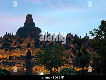 Temple de Borobudur au crépuscule à Yogyakarta, Java, Indonésie. Banque D'Images