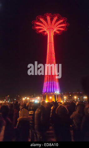 New York, USA. 06Th Jan, 2015. Des milliers de fêtards vont sortir pour la promenade sur Coney Island, à New York le Mercredi, Décembre 31, 2014 pour fêter la nouvelle année. L'emblématique du saut en parachute est substitué à un ballon comme 8000 a effectué un éclairage LED light show et comptés dans les dernières secondes de 2015. Crédit : Richard Levine/Alamy Live News Banque D'Images