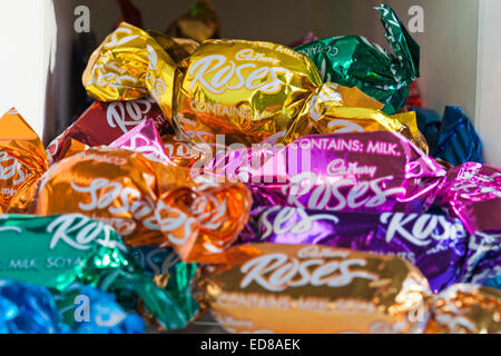 À la recherche en boîte ouverte de chocolats Cadbury roses roses - Cadburys sélection Banque D'Images