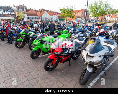 Une grande rencontre des motocyclistes à Whitby, North Yorkshire UK Banque D'Images