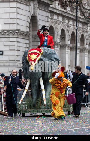 La ville de Westminster participants bas mars Whitehall, présentant 'Barnum et Bailey vient à Westminster' avec les artistes de cirque et clowns au London défilé du Nouvel An au 1er janvier 2015. Banque D'Images