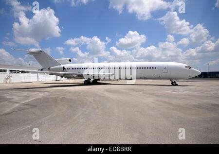 Vieux boeing 727 avion blanc jet assis sur un tarmac Banque D'Images