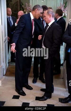 Le président américain Barack Obama parle avec le président russe Vladimir Poutine après un déjeuner avec d'autres dirigeants étrangers pour commémorer le 70e anniversaire du D-Day au Chateau de Benouville 6 juin 2014 en Normandie, France. Banque D'Images